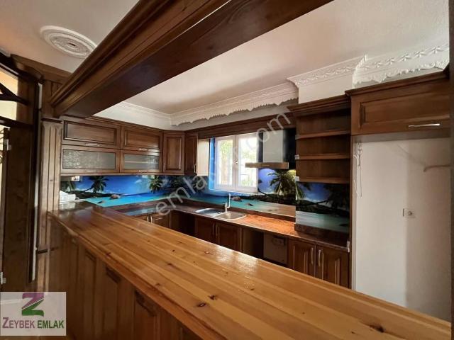 Cami Mahallesinde Uzun Dönem Kiralık 4+1 Villa