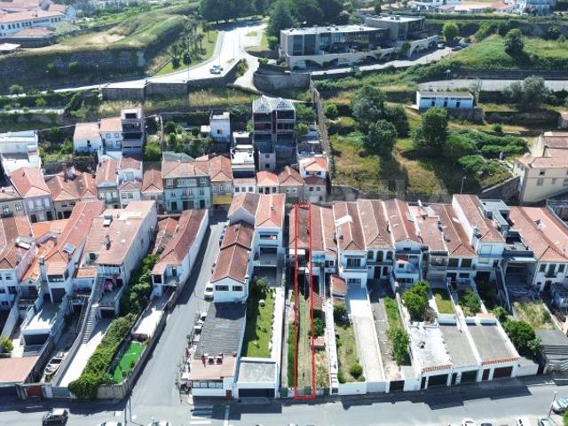 Caminha Casa para restauro com jardim