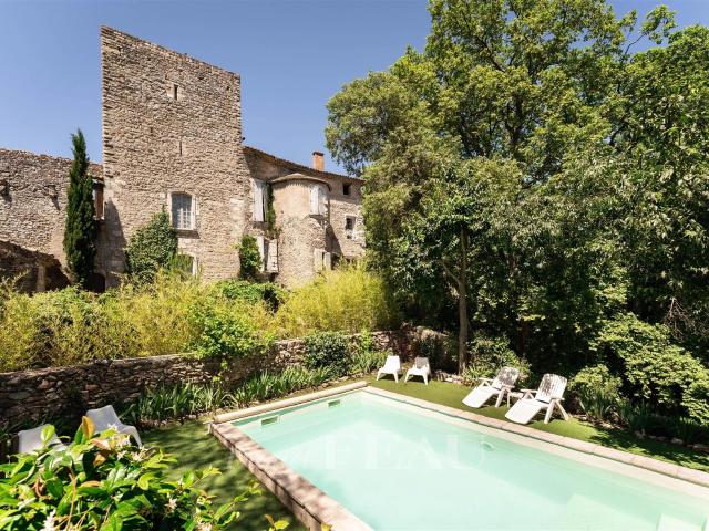 Campagne d'Uzès Maison de village avec jardin 302m² Uzès
