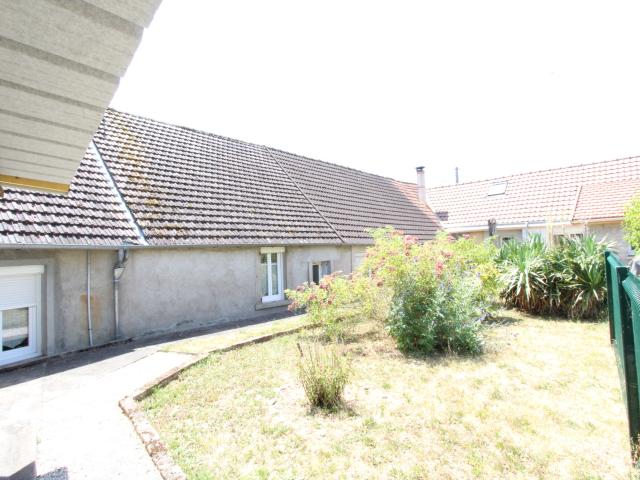Campagne, maison T4 de 95 m2 avec deux garages et une grange, jardin