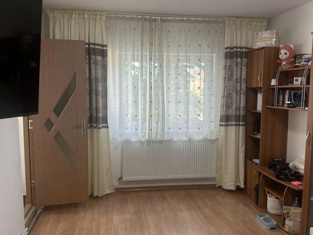 Campina ap. 3 cam mobilat et. 2 350 Euro/Luna