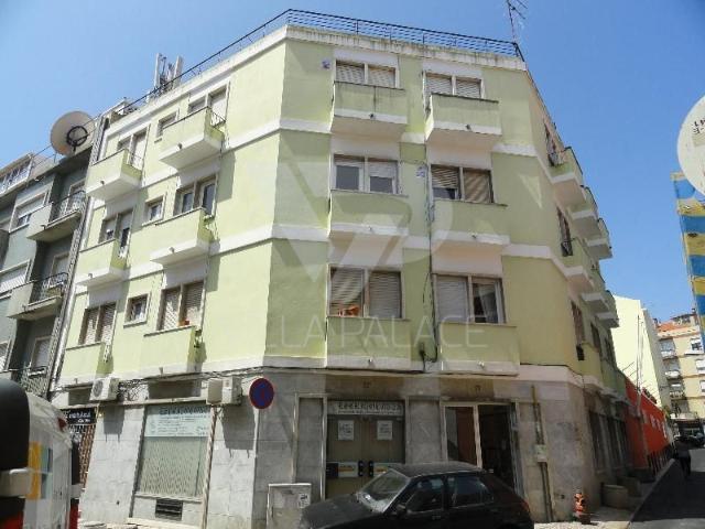 Campo de Ourique. Apartamento T2. remodelado. Próximo metro Rato