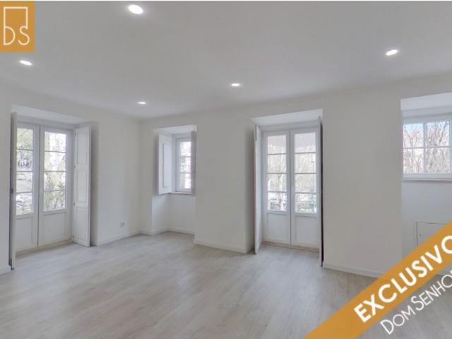 T2 Remodelado no Campo Mártires da Pátria | 1.175€/mês. Central, luminoso e em zona tranquila. Visitas já disponíveis! Ref. 3909.'