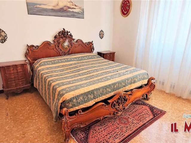 CAMPOMORONE, 6 vani e 1/2 con balcone e piano alto