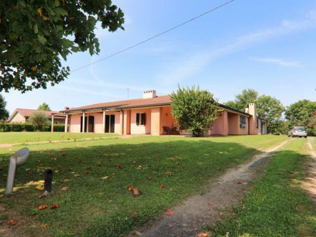 Campodarsego, villa portico e giardino