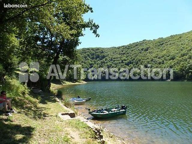Cantal: Camping de charme * au bord d'un lac – 30 emplacements