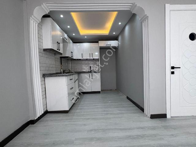 Canyapı'dan Çarşı Merkezde Mobilyacılar Çarşısında 2+0 Tadilatlı Satılık Daire