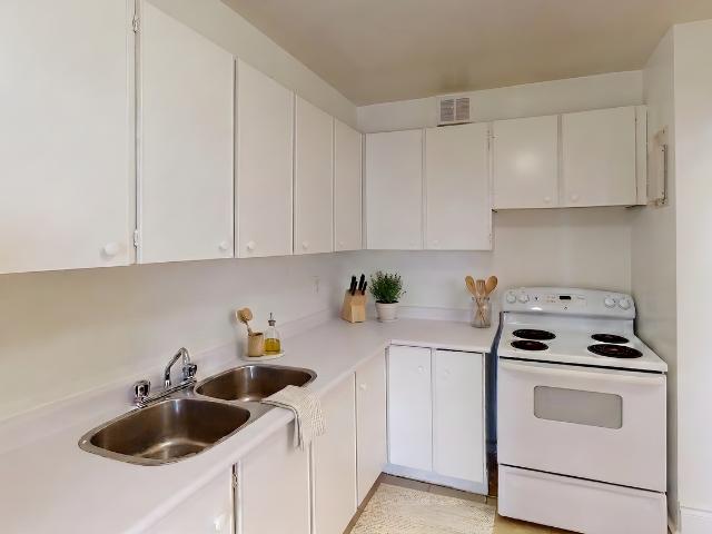Canyon 2 Bedroom Apartment for Rent at 35 Canyon Ave, Toronto, ON M3H 4Y2 Bathurst Manor