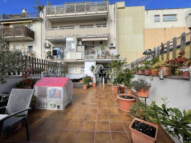 CAN AURELL PISO DE 3 HABITACIONES, ACTUALMENTE DE 2 DORMITORIOS CON TERRAZA DE 45m² A PIE DE COMEDOR