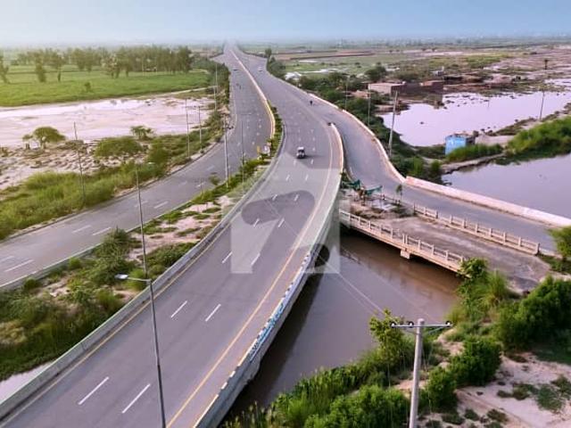 Canal Expressway Prime Area 9 Kanal Commercial Plot For Sale In Executive Area Near Zero Poin U Turn Best for famhouse, petrol pump and investment