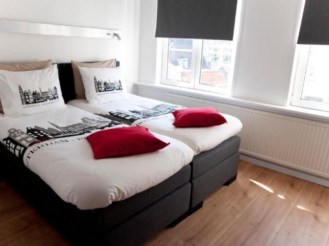 Canal Side 1 Bedroom Apartment with Landmark Views in Amsterdam City Centre