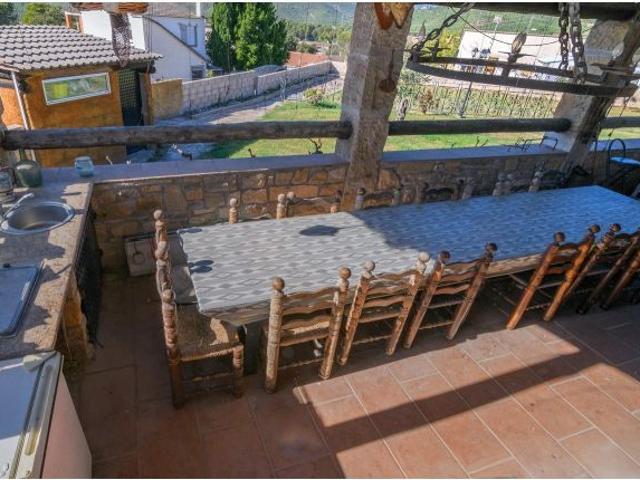 Canet de Fals: casa de piedra en planta baja con amplio porche y barbacoa
