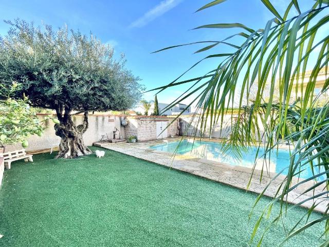 Canet en Roussillon, Magnifique Villa avec 4 chambres dont une au rez de chaussée, Piscine et double Garage !