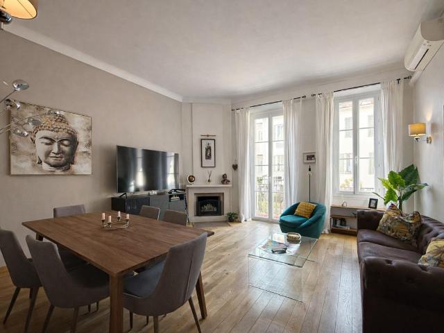 Cannes – 3 pièces bourgeois de 78 m² rénové, balcon sud, à deux pas de la rue d’Antibes