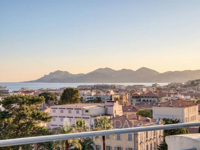 Cannes – 239 M² Bourgeois Avec Vue Mer – Opportunité Rare À. 239m² Cannes