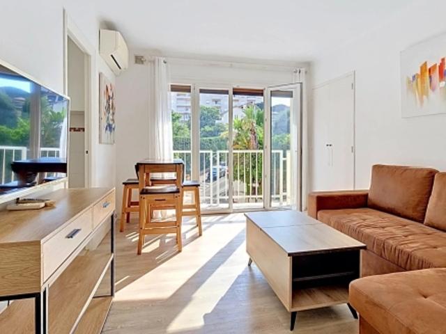 CANNES 2 PIECES EN EXCELLENT ETAT AVEC BALCON