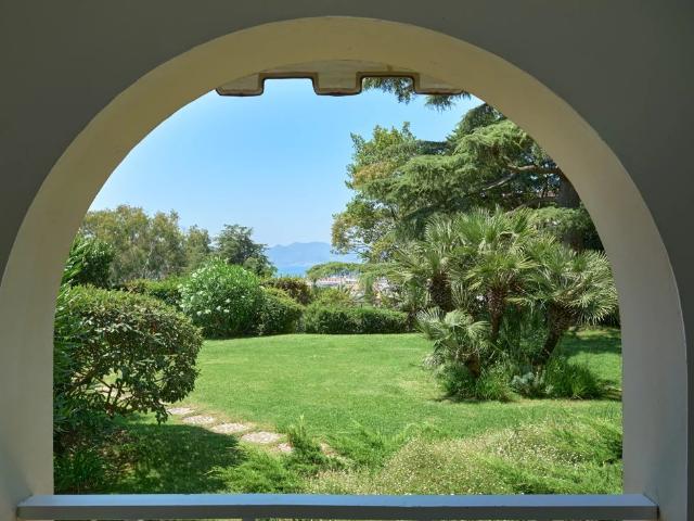 CANNES CALIFORNIE – APPARTEMENT AVEC JARDIN ET APERÇU MER