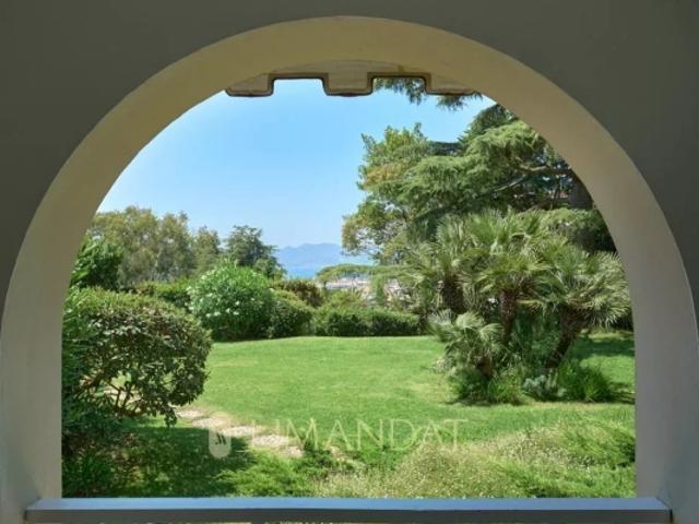 CANNES CALIFORNIE – APPARTEMENT AVEC JARDIN ET APERÇU MER