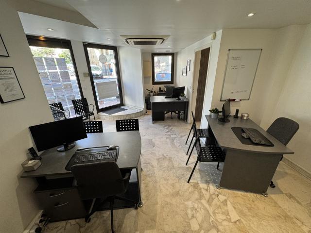Cannes Carlton Local professionnel d'angle avec 5 vitrines. 37m² Cannes