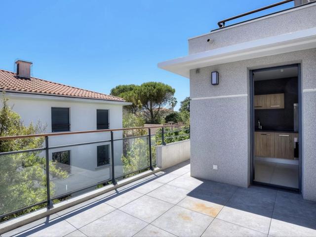 CANNES CENTRAL PENTHOUSE T3 DE 70M2 TERRASSE SUD 43M2 GARAG