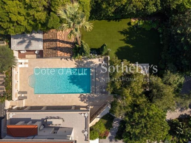 Cannes centre. Maison de Maître avec parc, piscine et maison d'amis à pied de la Croisette