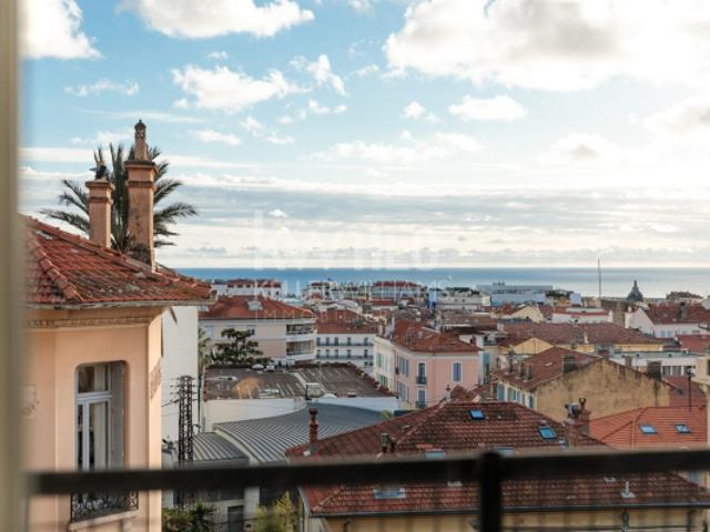 Cannes centre un appartement vue mer au dernier étage avec