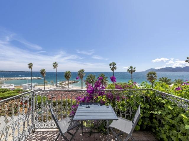 CANNES – Charmant appartement bourgeois avec vue mer panoramique