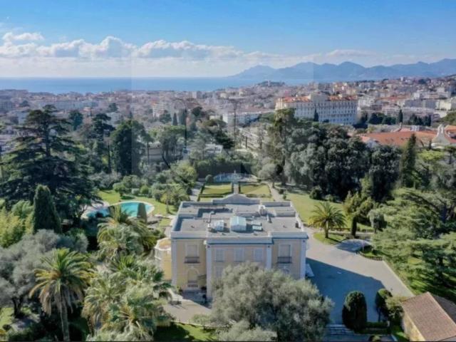 CANNES – CHÂTEAU D’EXCEPTION AU CŒUR D’UN PARC PRIVÉ DE 1 HECTARE – VUE MER