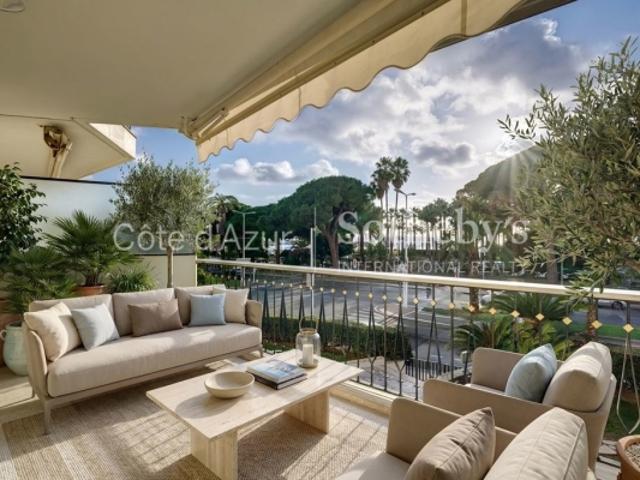 Cannes Croisette appartement rénové face à Port Canto dans une résidence de prestige