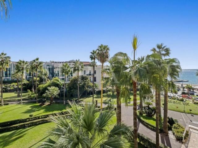 Cannes Croisette Grand Hotel Studio vue mer à rénover à vendre