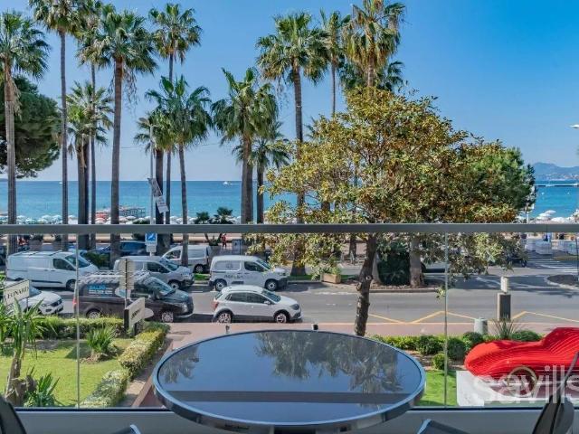 Cannes Croisette – trois pièces rénové avec vue mer 94m² Cannes