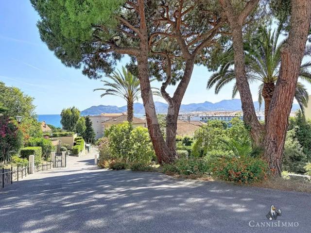 CANNES CROIX DES GARDES – 2 PIÈCES VUE MER