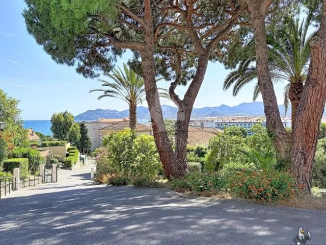 CANNES CROIX DES GARDES – 2 PIÈCES VUE MER