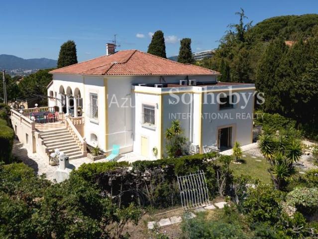 Cannes Croix des Gardes villa avec échapée mer, piscine et terra