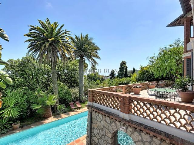 CANNES CROIX DES GARDES. SUPERBE APPARTEMENT BOURGEOIS AVEC TERRASSES, JARDIN ET PISCINE PRIVATIVE