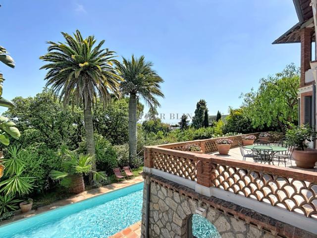 CANNES CROIX DES GARDES. SUPERBE APPARTEMENT BOURGEOIS AVEC