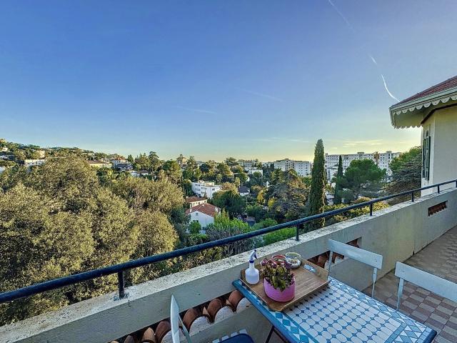 CANNES APPARTEMENT 3/4 PIÈCES AU DERNIER ÉTAGE AVEC TERRASSE ET BALCON