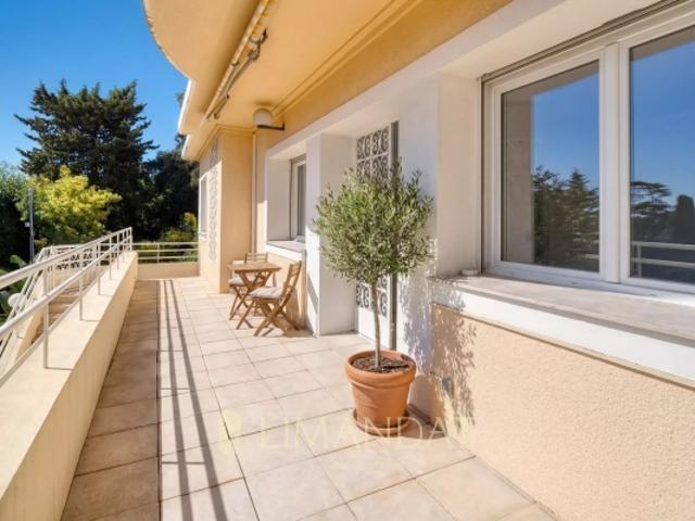 CANNES – APPARTEMENT LUMINEUX AVEC JARDIN PRIVATIF