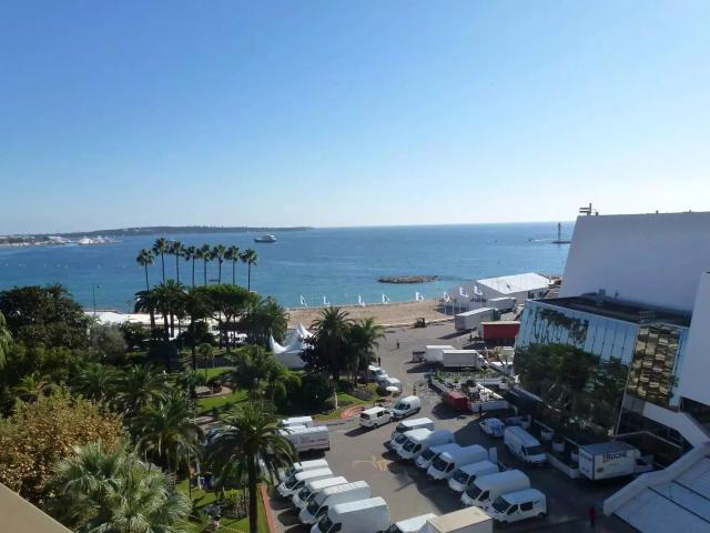 Cannes au pied des plages 2 pièces étage élevé 53m² Cannes