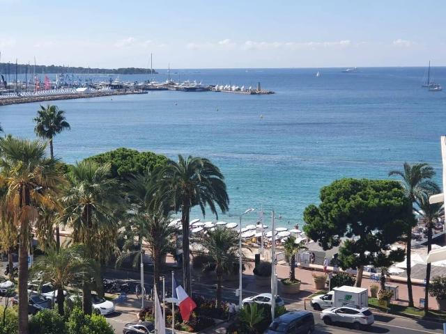 CANNES BAISSE DE PRIX belle vue mer 2 pièces angle Hôtel Mart