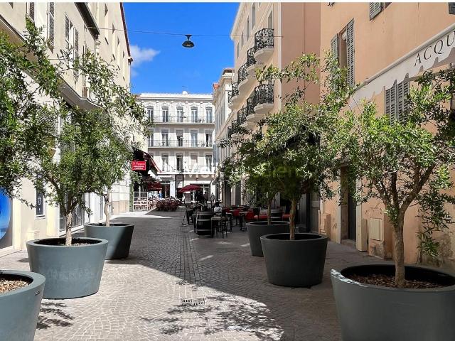 Cannes Banane: Fond de commerce restaurant avec boutique, zone piétonne
