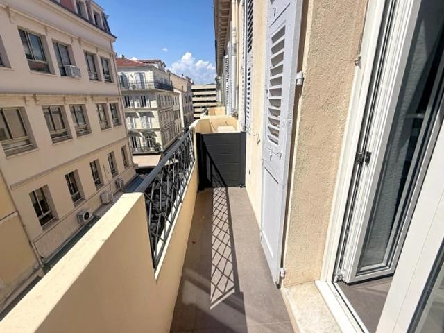 CANNES BANANE 2 P MEUBLE