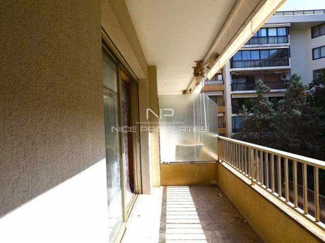 CANNES BANANE, 2 PIÈCES, TERRASSE, BALCON, PARKING, À RÉNOVER