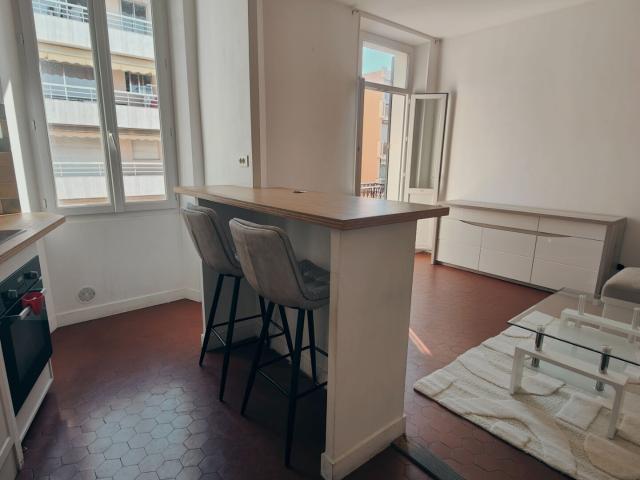 Cannes Bas Montfleury proche Résidence le Gallia Appartement Cannes 2 pièces 45.46 m2 avec double cave et balcon