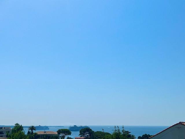 CANNES BAS CROIX DES GARDES PENTHOUSE T3/4 DE 115 M2 VUE MER TER
