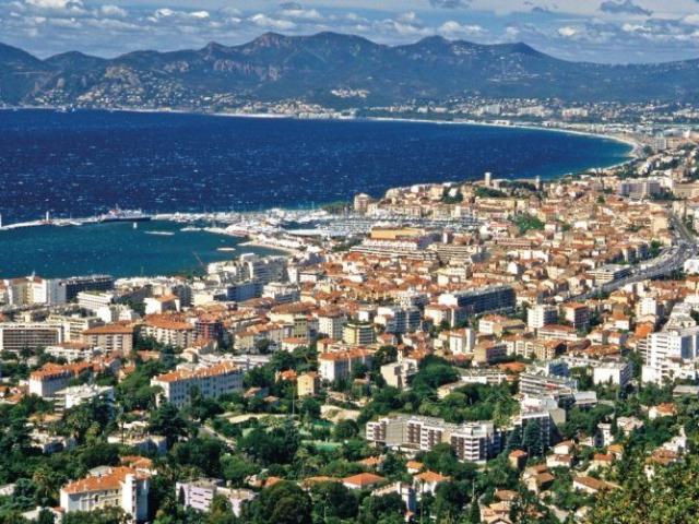 CANNES BASSE CALIF T4 DE 104 M2 VUE MER