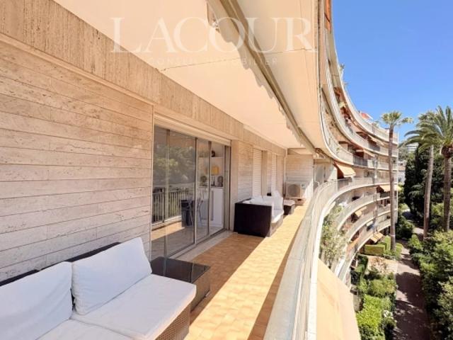 CANNES BASSE CALIFORNIE – 3 PIÈCES EN ÉTAGE ÉLEVÉ – TERRASSE 35 m² – APERÇU MER