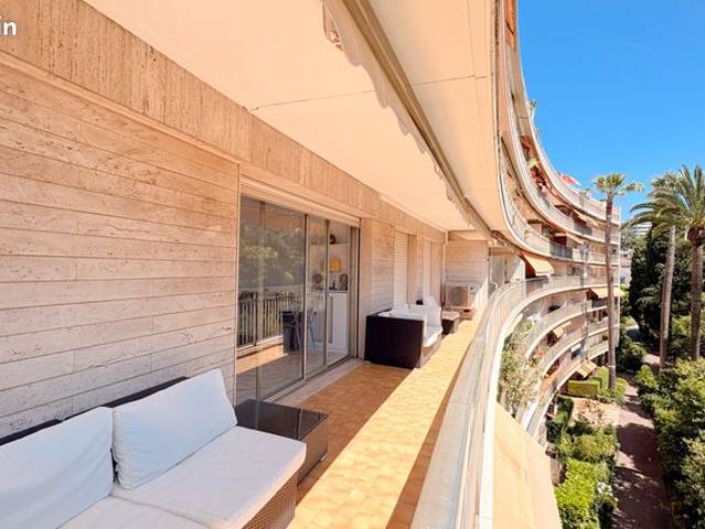 CANNES BASSE CALIFORNIE – 3 PIÈCES EN ÉTAGE ÉLEVÉ – TERRASSE 35 m² – APERÇU MER