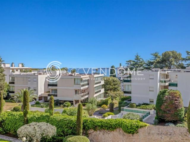 CANNES BASSE CALIFORNIE DERNIER ÉTAGE 3 CHAMBRES PISCINE RÉNOVÉ