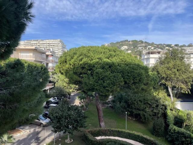 CANNES BEAU STUDIO DANS SECTEUR PRIVILEGIE